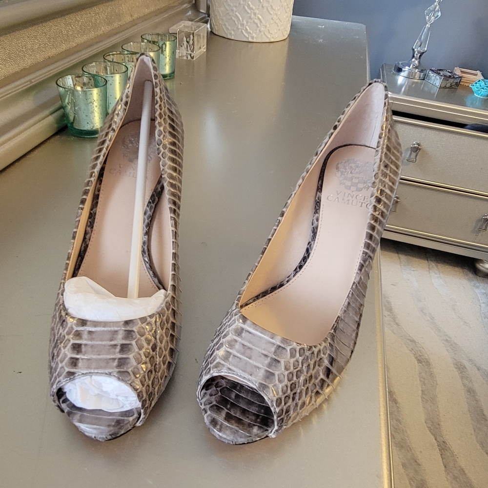 Snake print pump